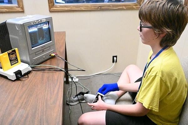 Gibson, Tetris oynamaya 11 yaşında başladı ve günde üç ila beş saat pratik yaparak becerilerini geliştirdi.