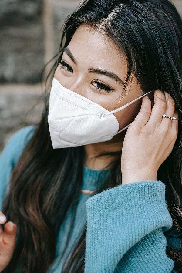 Kaliforniya, Illinois, Massachusetts ve New York'taki hastanelerde, hastalar ve sağlık çalışanları için maske zorunluluğu yeniden uygulamaya kondu.