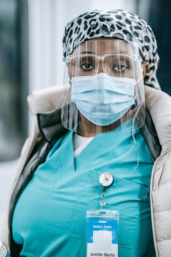 Massachusetts'taki Berkshire Health Systems hastanesinde çarşamba günü, Kaliforniya'nın Los Angeles şehrindeki hastane ve sağlık merkezlerindeyse pazartesi günü maske takma zorunluluğu getirildi.