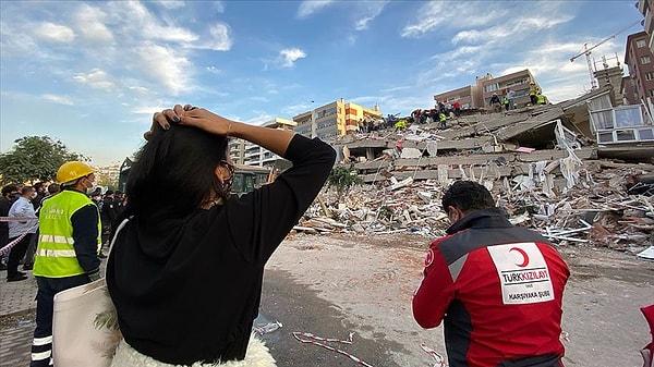 İzmir’de 2020’de yaşanan ve 117 kişinin hayatını kaybettiği depremi hatırlatan Onalan; “70 kilometre uzaklıktaki bir fay geldi, Bayraklı'da 117 yurttaşımızın canını aldı. Bu bize bir uyarıydı, İzmir'de bir deprem olmadı. İzmir'de deprem üretecek faylar henüz kırılmadı ama kırılmayı bekliyor.” uyarısında bulundu.