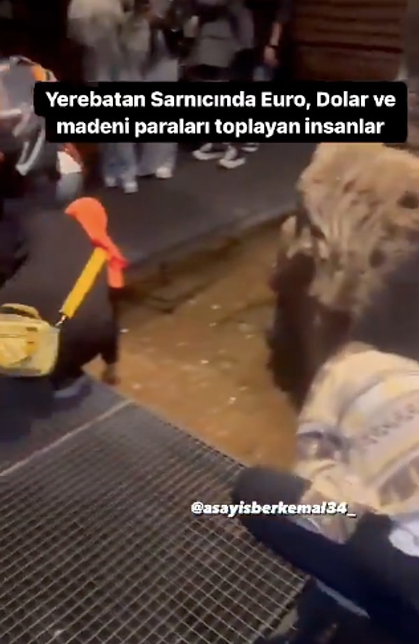 Bazı vatandaşların, turistlerin sarnıçta bulunan sulara attığı madeni dolar ve euroları topladığı görülüyor.