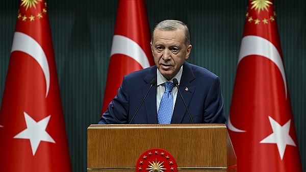 Erdoğan ayrıca şu ifadeleri kullandı: "Bizim yapacağımız açıklamalarda A'dan Z'ye hepsi sürprizdir ve yerel yönetim seçimlerindeki partimizin kazanma azminin simgesi olacak."