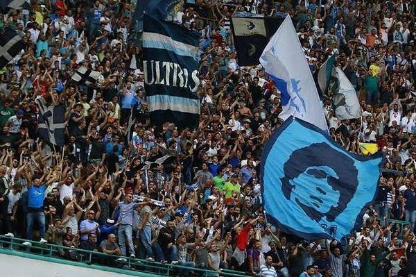 Güney İtalya’nın sembol şehirlerinden olan Napoli için futbol, ülkenin kuzeyine karşı sergilenen bir şahsiyet gösteridir.