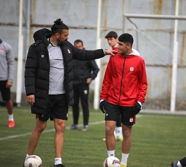 Ön liberoda oynayan, bu sezon Servet Çetin yönetimindeki Sivasspor ile 17 lig maçında forma giyen ve yeteneğiyle dikkatleri üzerine çeken yıldız adayı devre arasında İngiltere'nin yolunu tuttu.