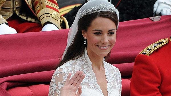 Kral ile aşağı yukarı aynı vakitte ameliyat geçiren Kate Middleton'un ise Paskalya Bayramı ile birlikte kamu görevlerine geri döneceği saray tarafından açıklanmıştı.