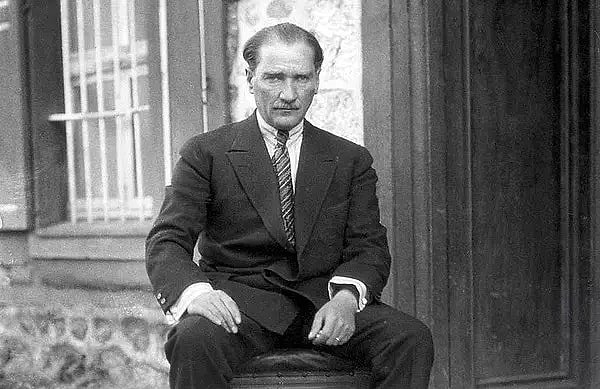 Tarihçi yazar Necdet Şamaoğlu, kitabında yazdığı bilgilerde; Mustafa Kemal Atatürk’ün doğum tarihinin 1881 olmadığını yazmıştır. İşte Necdet Sakaoğlu’nun kitabında da bahsettiği o tarihi bilgiler…