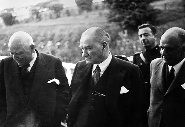 Soyadı kanununun yürürlüğe girmesiyle Atatürk soyadını alan Mustafa Kemal, doğduğu yıl ve doğumgününü hiçbir zaman mesele etmedi. Zira hem çok önemli ve yoğun bir gündemi vardı hem de insanların onun şahsı için ayrı ve özel bir günü anmasını, kutlamasını istemedi.