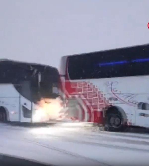 Kars'ın Sarıkamış ilçesinde yaşanan olayda, kar yağışından dolayı yolun kayganlaşması ile kontrolden çıkan yolcu otobüsü kaza yaptı.