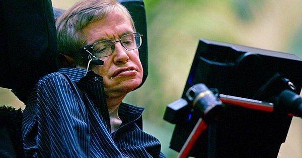 Mailde, Hawking'in reşit olmayan kızlarla seks partisi yaptığına dair iddiaları çürüten bilgi için birine ödeme yapmayı teklif ettiği iddia edildi.