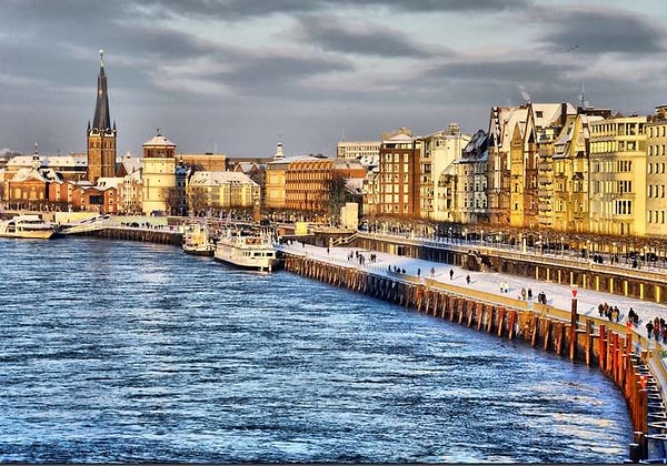 Bu videoda taşındığı Almanya'daki, Düsseldorf şehrini ve İstanbul'u uçaktan kuş bakışı çekti. Sonunda her iki görüntüyü birleştirdi.