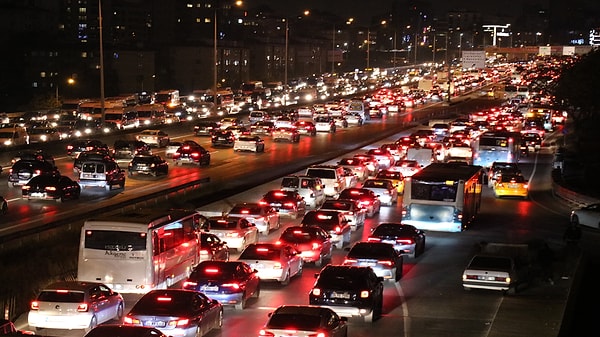 Tahmin edersiniz ki İstanbul da nüfusu ile kalabalık bir şehir. Bu özelliği beraberinde trafik sorununu getiriyor. İstanbul'da yaşayanlar bir yerden bir yere gitmekte ve hatta gezmekte bile zorlandıklarını söylüyorlar.