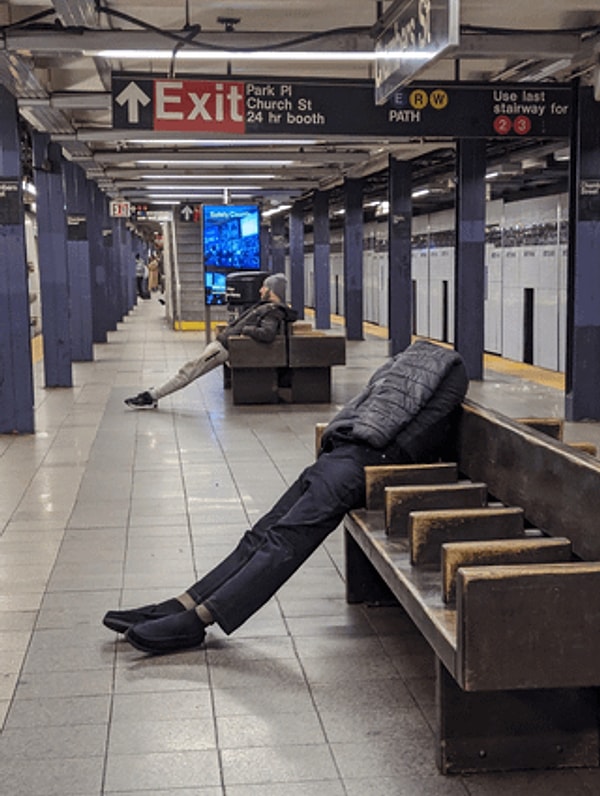 9. Ankara metrosunda böyle bir tablo görsem artık ben olamam.