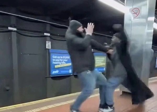 Çevrede bulunanlar tarafından cep telefonlarıyla çekilen anlarda, metro istasyonunda kavga eden iki adamın kavga ettiği anlardan başlıyor.