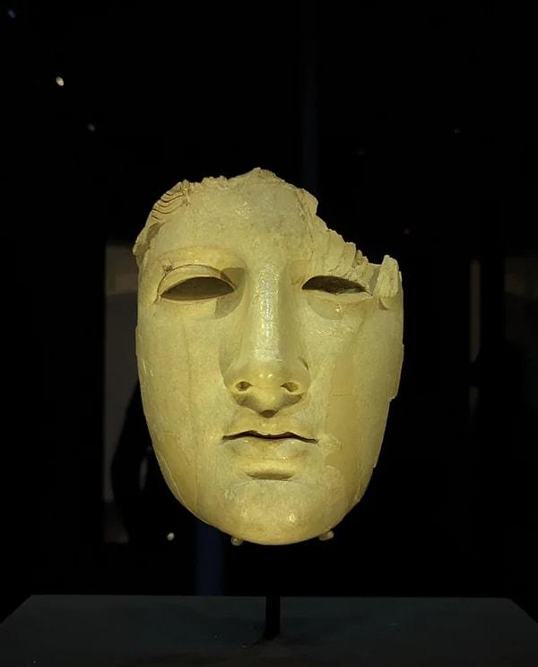 1. Apollon'un 2.500 yıllık fildişi maskesi. Şimdiye kadar ele geçirilen yağmalanmış en nadir eserlerden biri olan bu eserin, antik Yunan heykeltıraşlarının belki de en büyüğü olan Phidias tarafından yapıldığı düşünülüyor.