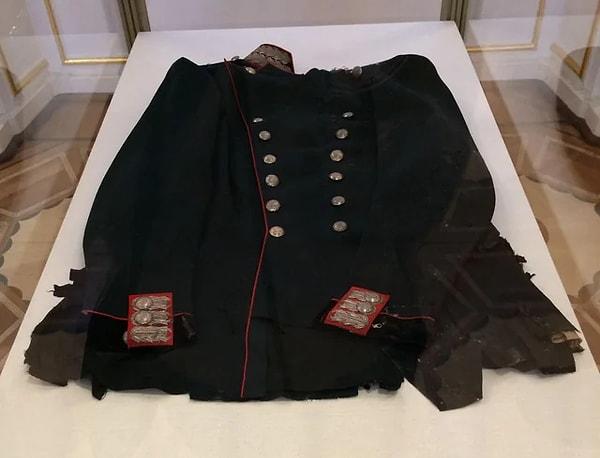 10. Rusya Kralı ikinci Alexander'ın 1881'deki suikast sırasında giydiği üniforma.