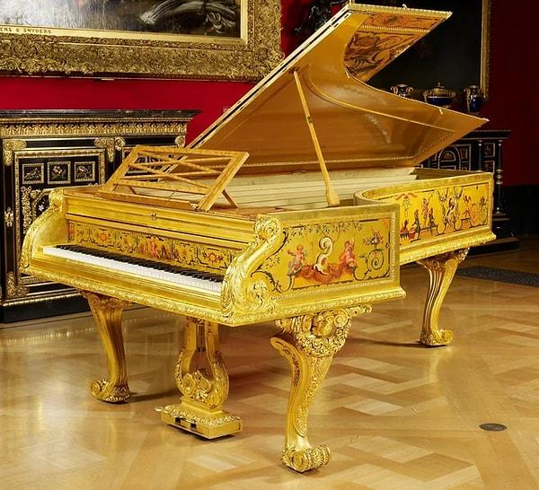 12. Boyalı meleklerle yaldızlı kuyruklu piyano. (Buckingham Sarayı, Birleşik Krallık, 1856)