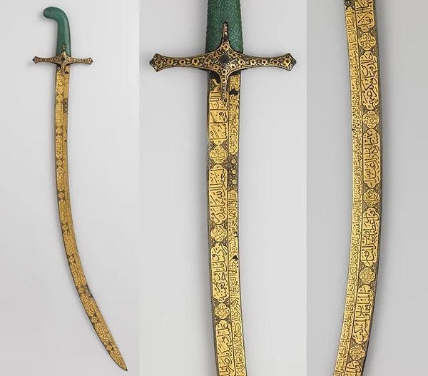 16. Osmanlı döneminden kalma üzerinde altın harflerle yazılmış ayetlerin bulunduğu kılıç.