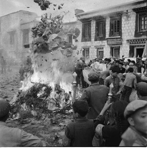8. Kültür Devrimi sırasında Tibet'in Lhasa kentindeki Jokhang Manastırı'nda saklanan kutsal metinlerin yakılıyorken. 1968