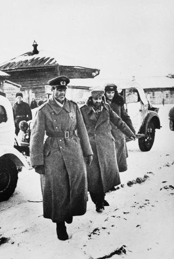11. Alman Mareşal Friedrich Paulus Stalingrad Muharebesi'nde teslim oluyorken. (31 Ocak 1943)