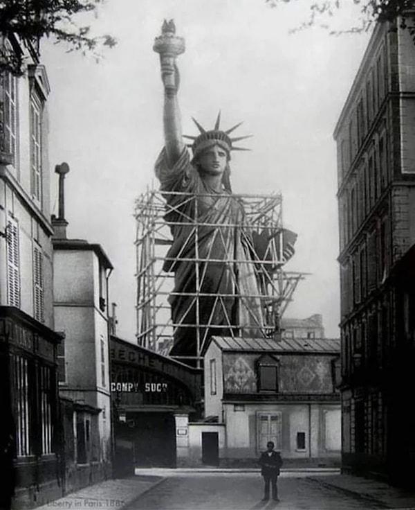 14. 1884'te sökülüp New York'a gönderilmeden hemen önce Paris'te fotoğraflanan Özgürlük Heykeli.