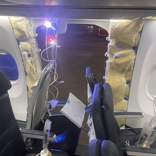 Uçağın içinde büyük panik yaşanırken, oluşan basınç sebebiyle yolcular zor anlar yaşadı.
