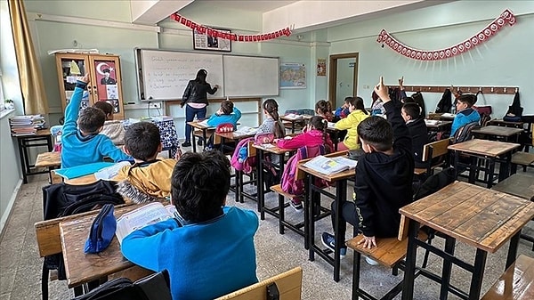 Ancak iki çocuk annesi bu kullanıcı, 1-A sınıflarının kapatılmasını, çünkü çocukların 'biraya' özendirildiğini söyledi.