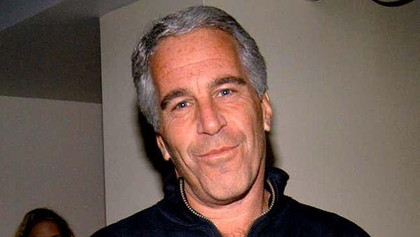 Epstein, bu suçlamalardan sonra hapse girmiş ve orada intihar ederek hayatına son vermişti.