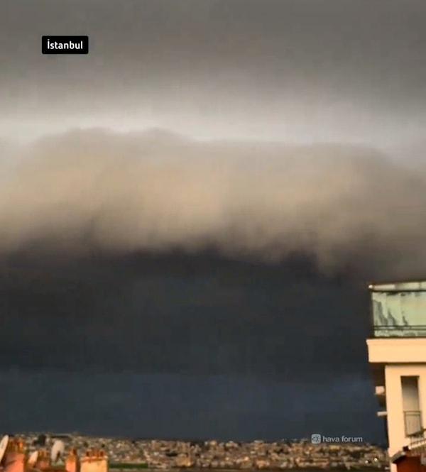 Hava Forum hesabından paylaşılan videodaki görüntülerde şiddetli rüzgar ve kara bulutlar net şekilde görüldü.