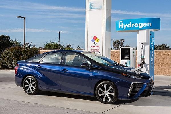 Toyota gibi öncü şirketler hidrojen yakıtlı araçlar üzerine odaklanırken trenler gibi bazı taşıtlar için de hidrojen yakıtı giderek daha fazla önem kazanıyor.
