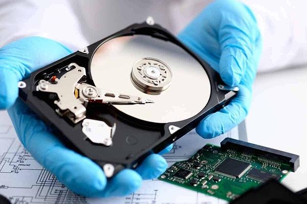 Çözüm bulmak için elinden geleni yaptığını söyleyen Kaskun, hard diskteki donanımsal problemlerin çözüldüğünü ve geriye yazılımsal problemlerin kaldığını belirtti.