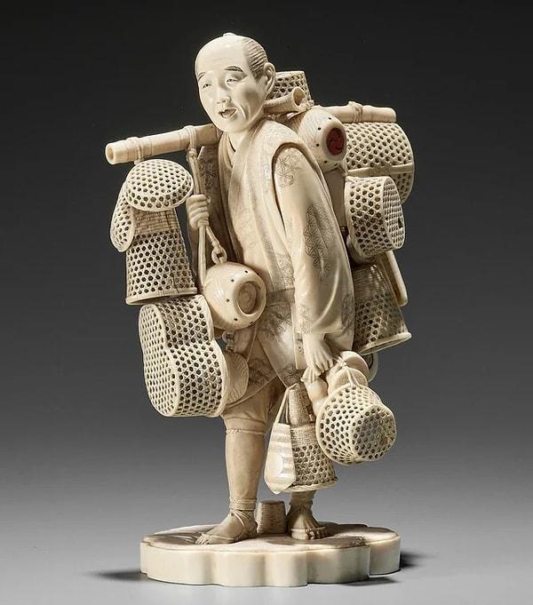 5. Sepet satan bir adamın fildişinden heykeli. (Japonya, Meiji dönemi, 1868-1912)
