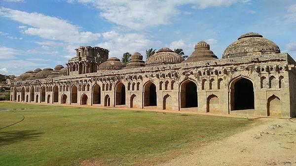 6. Hindistan'ın Hampi kentindeki M.S 15. yüzyılda inşa edilmiş fil ahırı. Ahırda Vijayanagara İmparatorluğu tarafından kraliyet fillerini tutmak için kullanılan 11 oda bulunmaktadır.