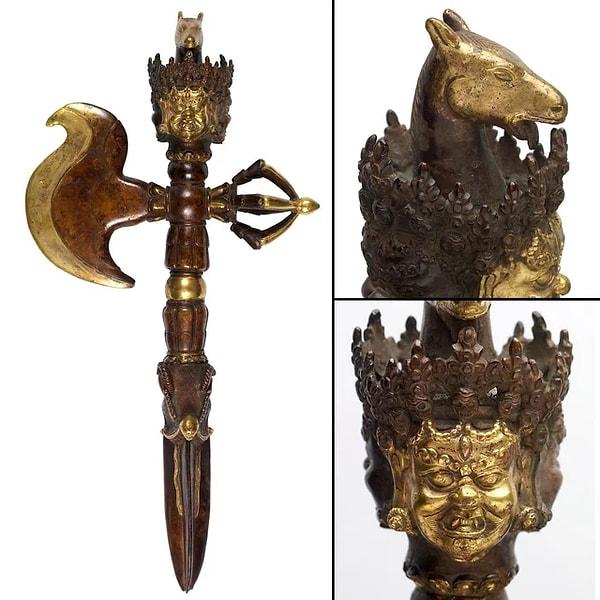 10. Yaldızlı tanrı yüzlerinin tasvir edildiği ritüel kazığı ve deri yüzücü bıçak. (Tibet, 15. yüzyıl)
