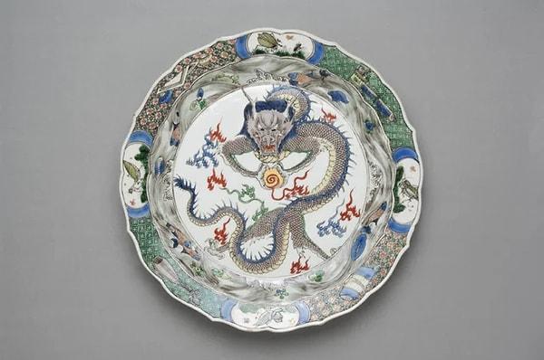 14. Alevli bir inciyi tutan ejderhanın tasvir edildiği emaye dekorlu porselen tabak. (Çin, Qing hanedanlığı, Kangxi dönemi 1662-1722).