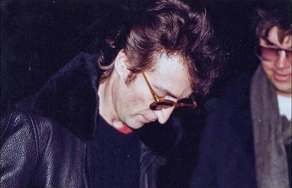 9. Kendisini öldüren Mark David Chapman'la aynı karede çekilmiş John Lennon fotoğrafı.