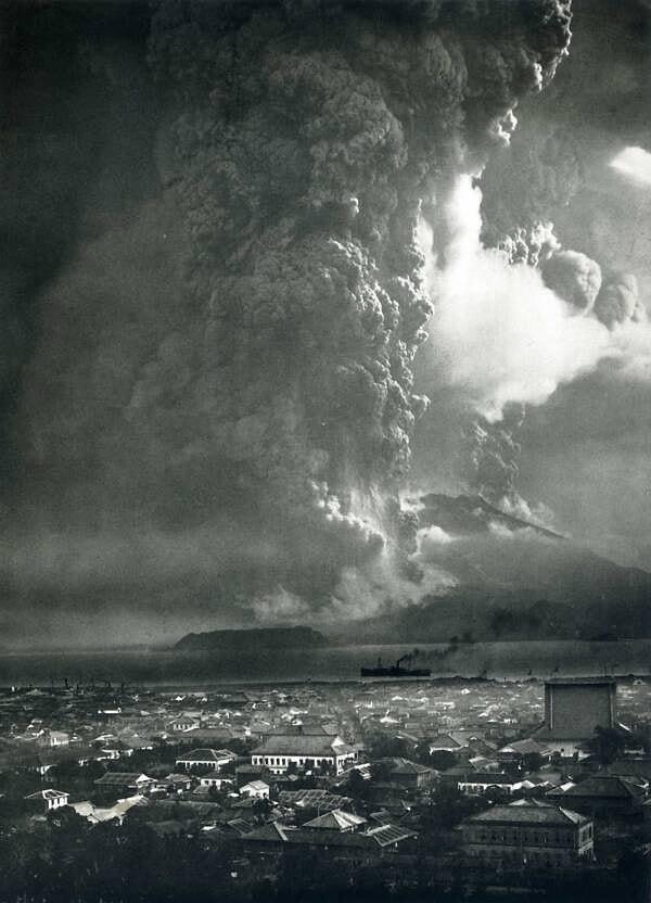 13. 1914'de patlayan Sakurajima Yanardağı'nın patlama anı.