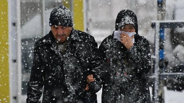 Ankara'da İstanbul ile benzer bir durum söz konusu. Haftanın ilk iki günü yağmurun etkili olacağı başkentte çarşamba gününden itibaren ise yağmurla karışık kar var. Ankara'da hava sıcaklıklarının 5 dereceye yakın düşmesi bekleniyor.