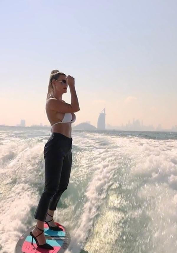 Artık işin ehli olan kadın kendi için “Dubai’nin Barbie Sörfçüsü” mahlasını kullanıyor.