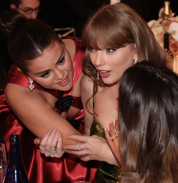Taylor Swift ve Selena Gomez törenin ortasında Kylie Jenner'ın dedikodusunu yaparken yakalandı: