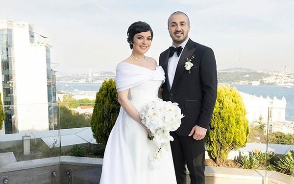 Ülkemizin en yetenekli kadın oyuncularından olan ünlü isim 2019 yılından beri aşk yaşadığı Mustafa Sakallıoğlu ile geçtiğimiz mayıs ayında nikah masasına oturdu.
