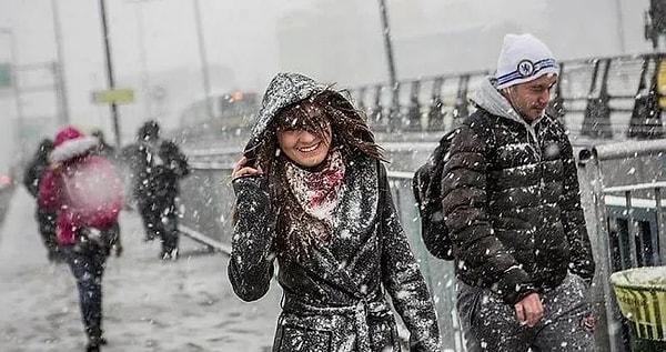 İstanbul'da İzlanda üzerinden gelen soğuk ve yağışlı hava etkili oluyor.