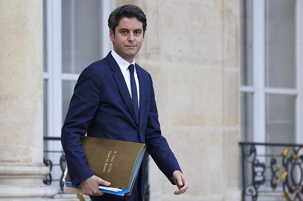 Kabinede eğitim bakanı olarak görev alan Attal, 34 yaşında başbakanlık koltuğuna oturarak Fransa’nın en genç başbakanı oldu.