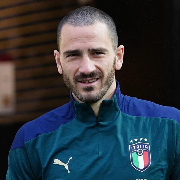 Leonardo Bonucci İtalya milli takım formasını 121 kez giydi ve 8 gol kaydetti.