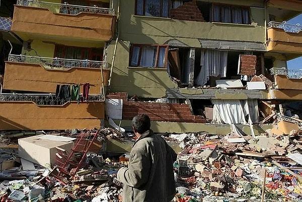Tendürek’de yerden geçen bir de kırık olduğunu ve bunun 7.4 büyüklüğündeki bir depremi üretecek durumda olduğuna işaret eden Ercan, sözlerine şöyle devam etti:
