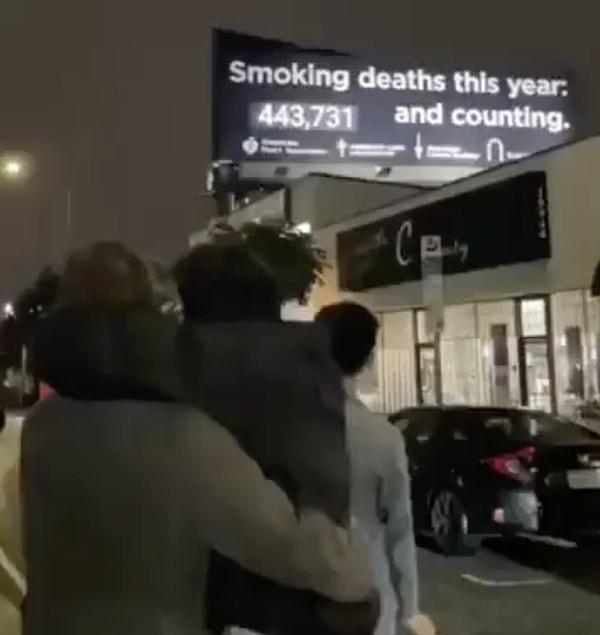 Los Angeles'da her yıl sigara sebebiyle hayatını kaybedenlerin sayısını gösteren bir pano bulunuyor.