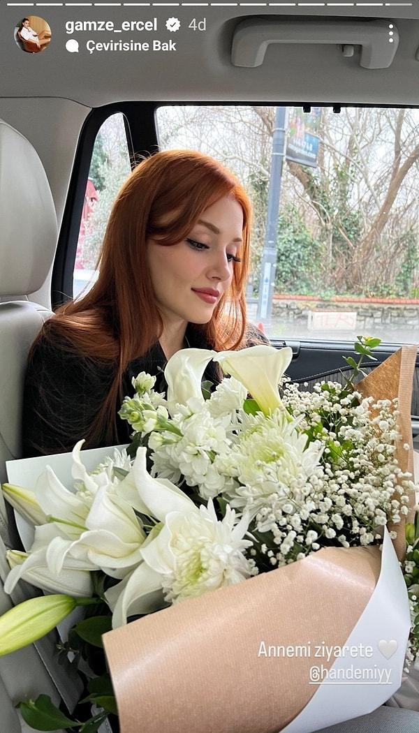 Ardından ablası Gamze Erçel de, Hande Erçel'in elinde çiçekler olan bir pozunu paylaşıp annelerinin mezarını ziyarete gittiklerini söyledi.