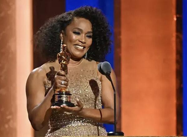 Hollywood'un en büyük ve başarılı isimlerinin katıldığı geleneksel Governors Ödülleri töreninde ödüller sahiplerini buldu.