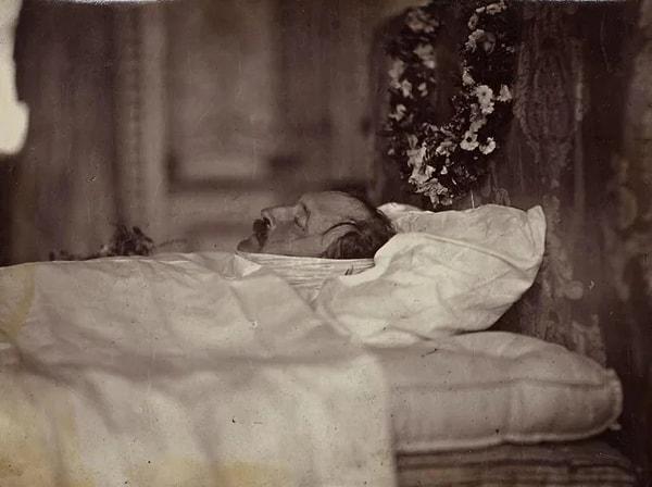 11. Kraliçe Victoria'nın eşi Prens Albert Windsor Kalesi'nde ölüm döşeğinde yatarken çekilmiş bir fotoğraf. (16 Aralık 1861)
