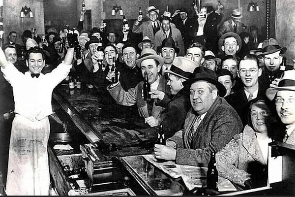 13. 1933'te alkol yasağının sona erdiği gece New York'ta bir bar.