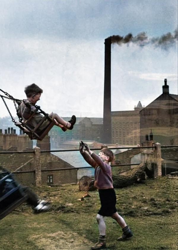 15. İngiltere'nin Leeds kentindeki fabrikanın yakınındaki salıncakta oynayan çocuklar. (1955)